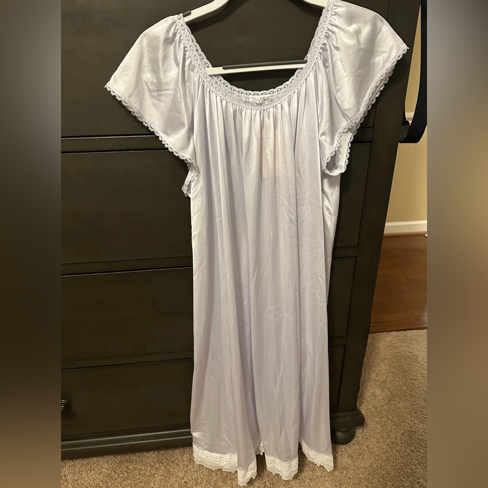 Vintage Ms.Elaine night gown, bluish white. Size L excellent condition